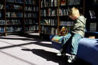 Photos child in library