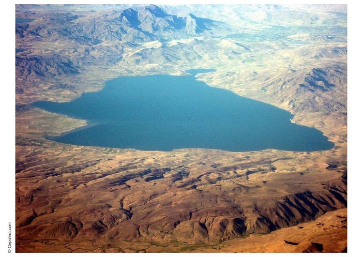 Photo lake in desert