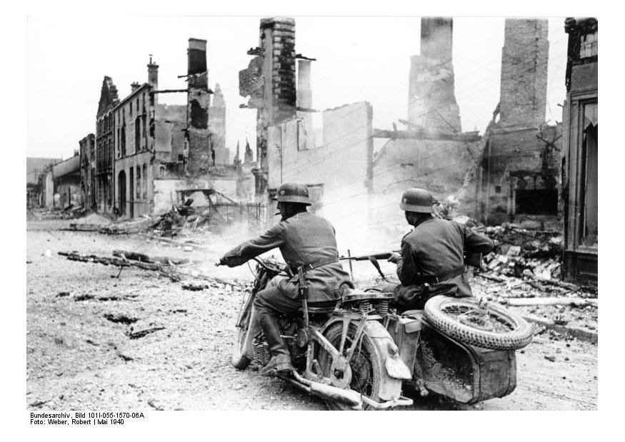 Photo solidiers riding through ruins - france