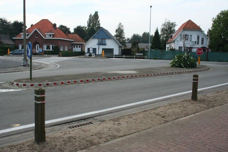traffic island Photo traffic island