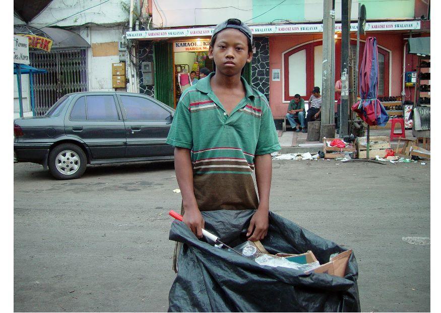 Photo child garbage collector in jakarta, indonesia