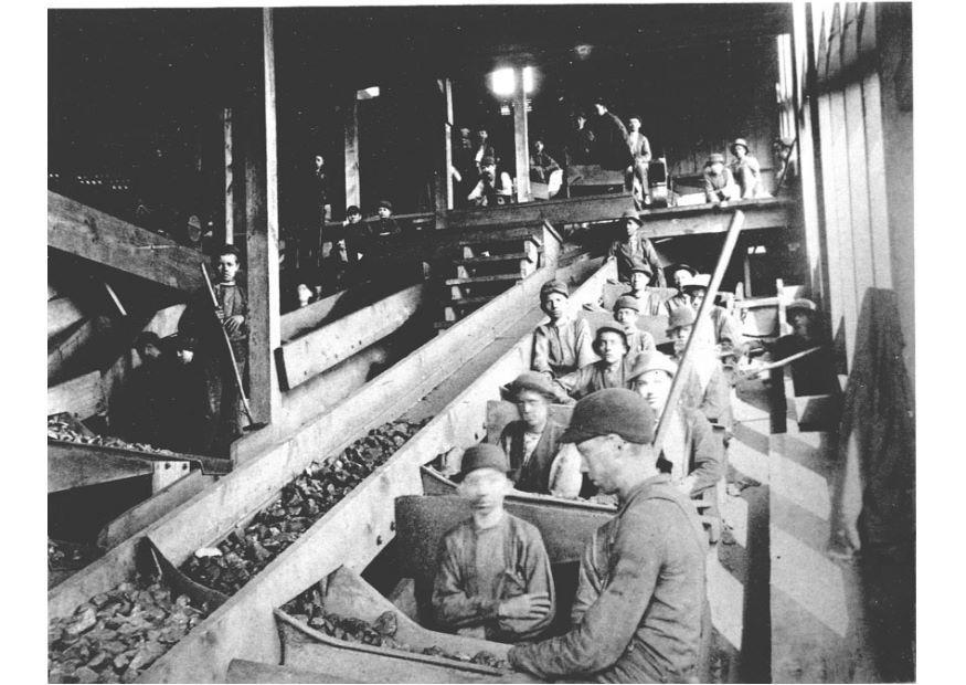 sorting out coal Photo sorting out coal