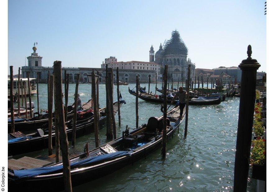gondalas on the grand canal Photo gondalas on the grand canal