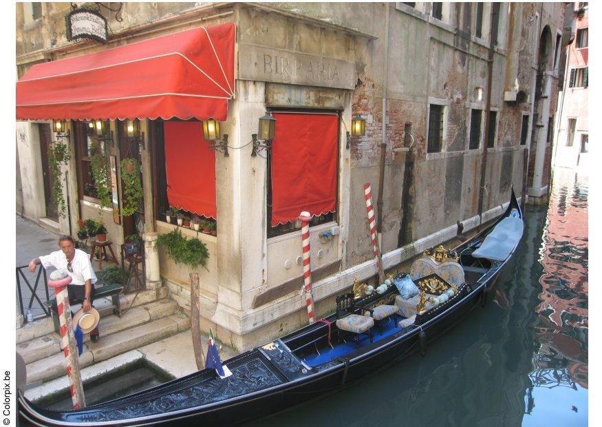canal inner city Photo canal inner city