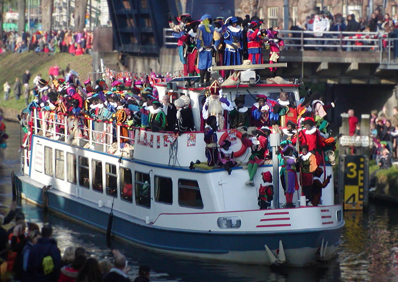 Photo arrival of the boat from st nicholas