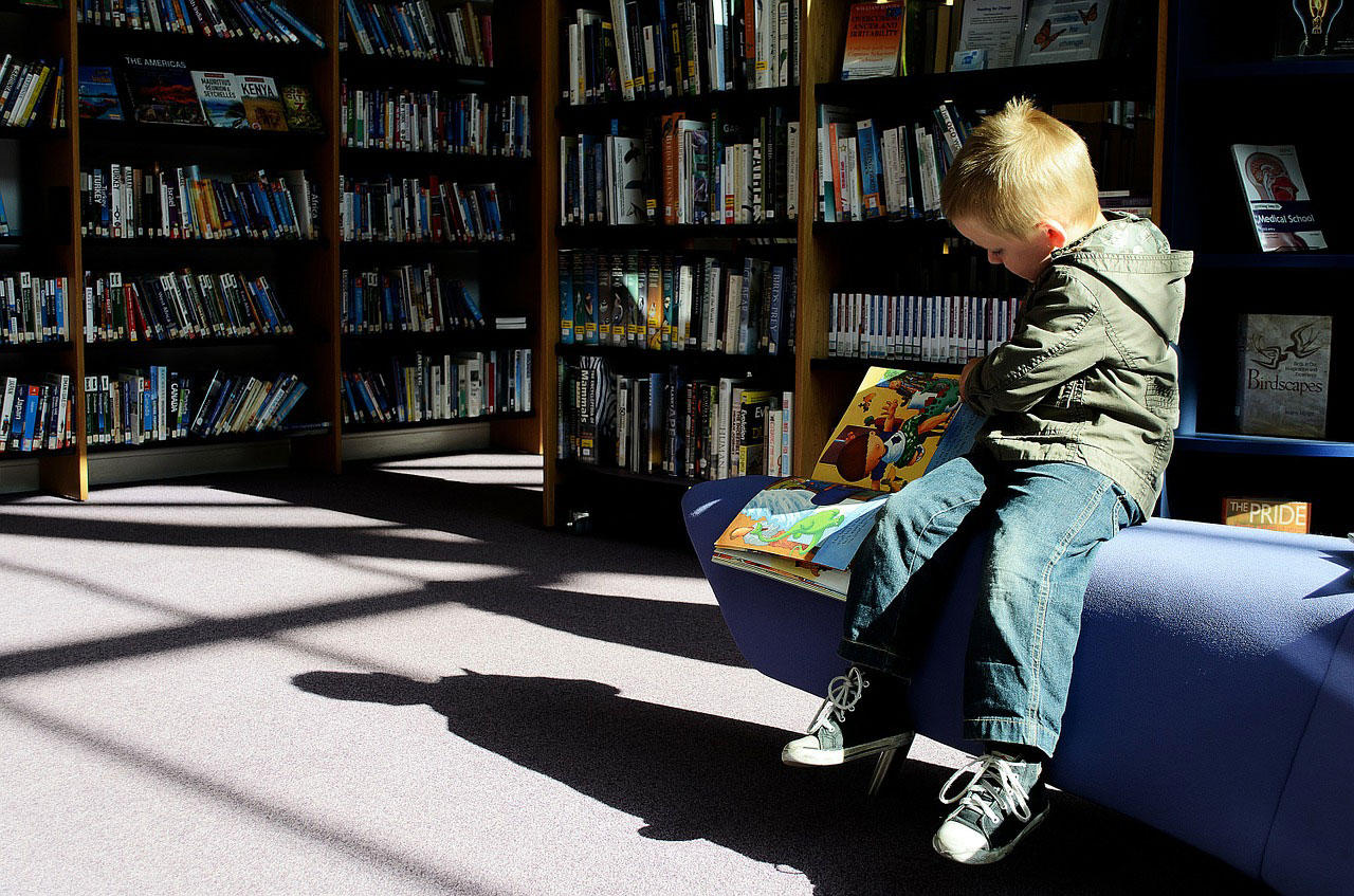 Photo child in library