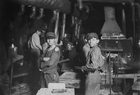 Photos Child Labour - Glass Blowing 1908