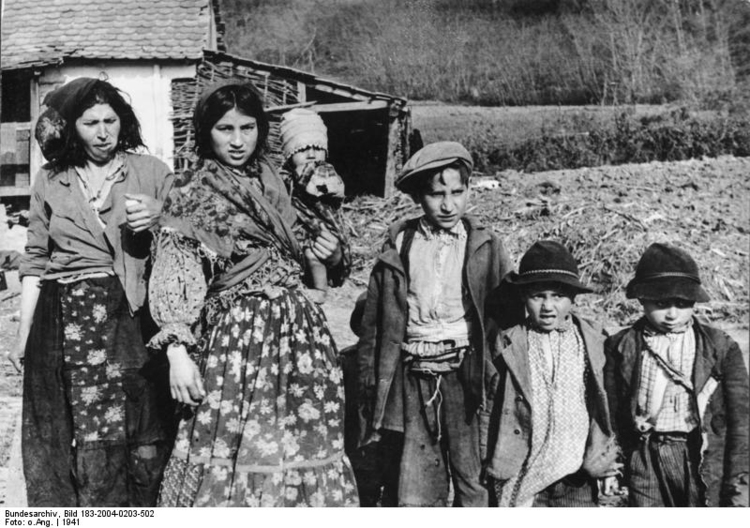 Photo Croatia - Roma children and women