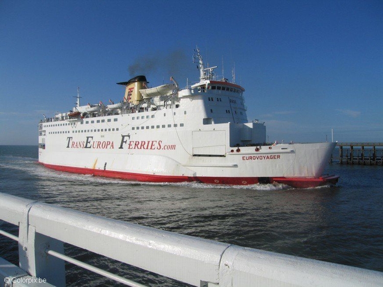 Photo ferry arrives