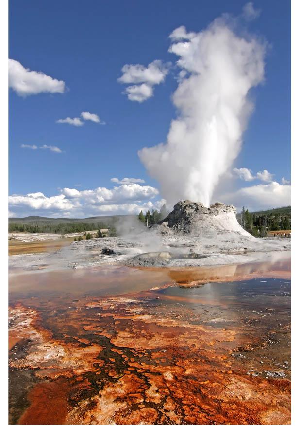 Photo geyser eruption Yellowstone National Park
