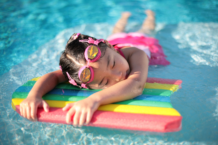 Photo girl in swimming pool