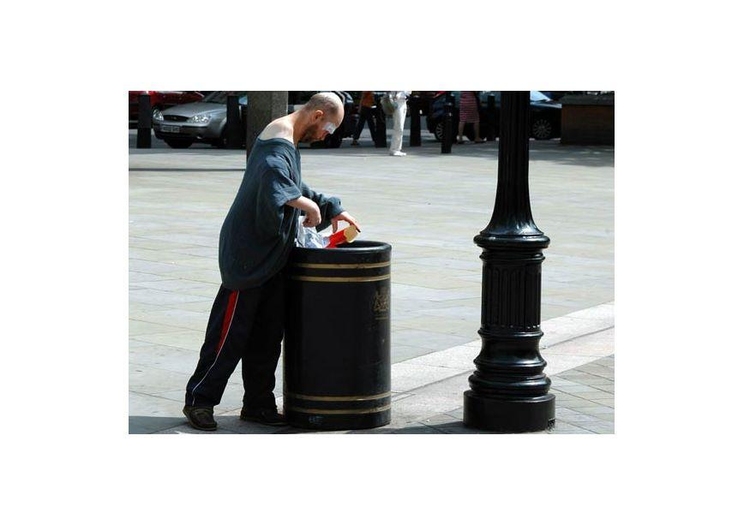 Photo man looking for food in Londen