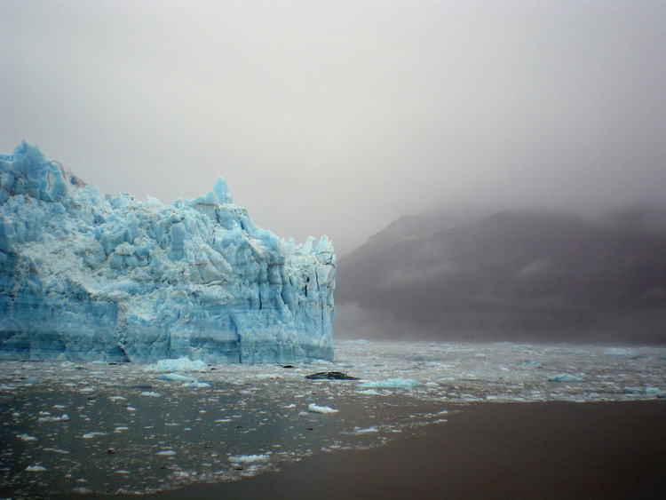 Photo melting glacier