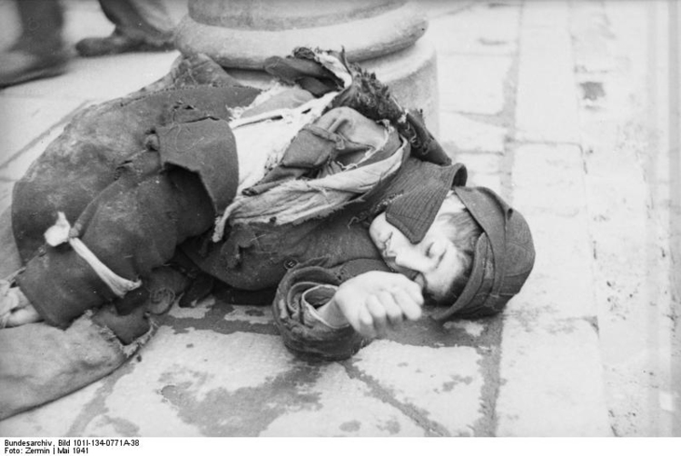 Photo Poland - Ghetto Warsaw - child in old clothes