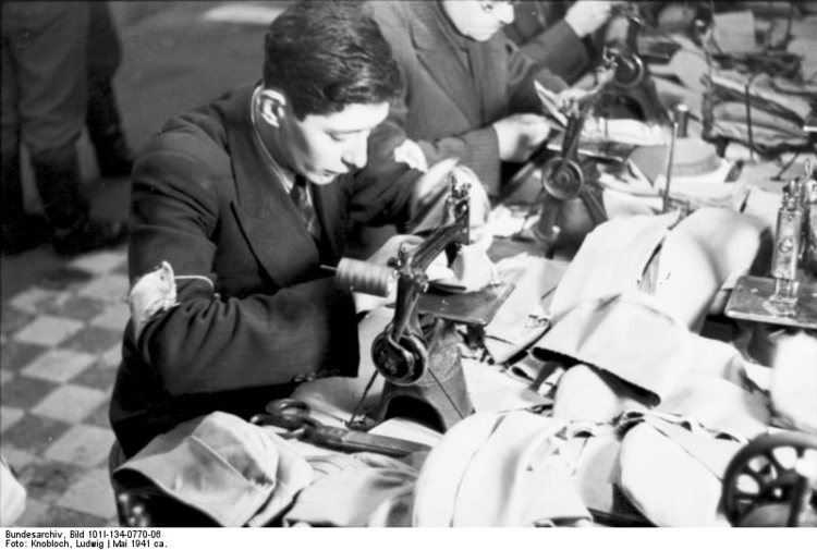 Photo Poland - Ghetto Warsaw - sewing workroom