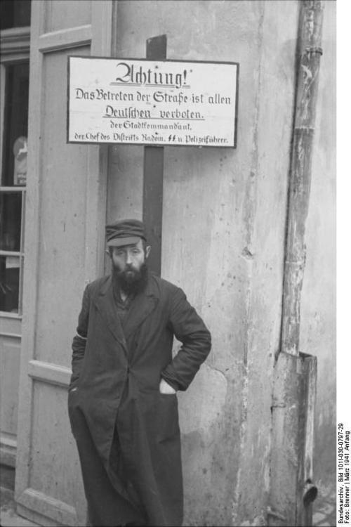 Poland - Ghetto_Radom - Jew in frond of prohibition sign