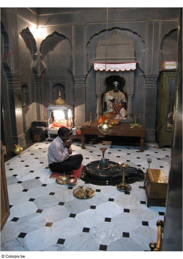 Photo praying in temple