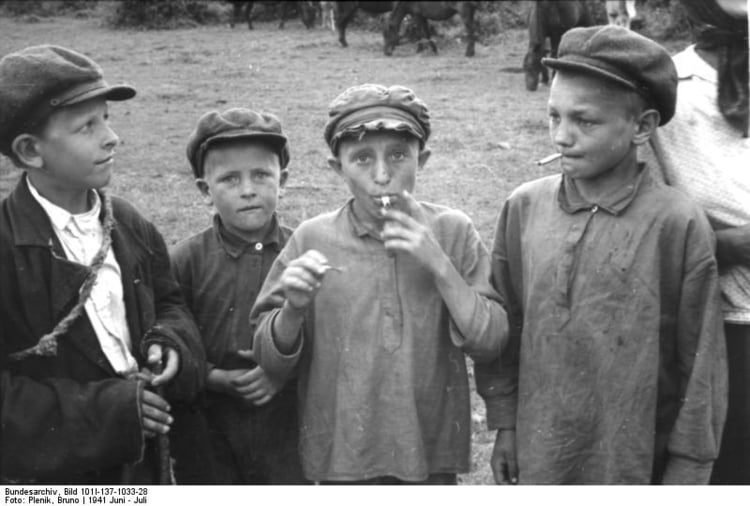 Photo Russia - children smoking