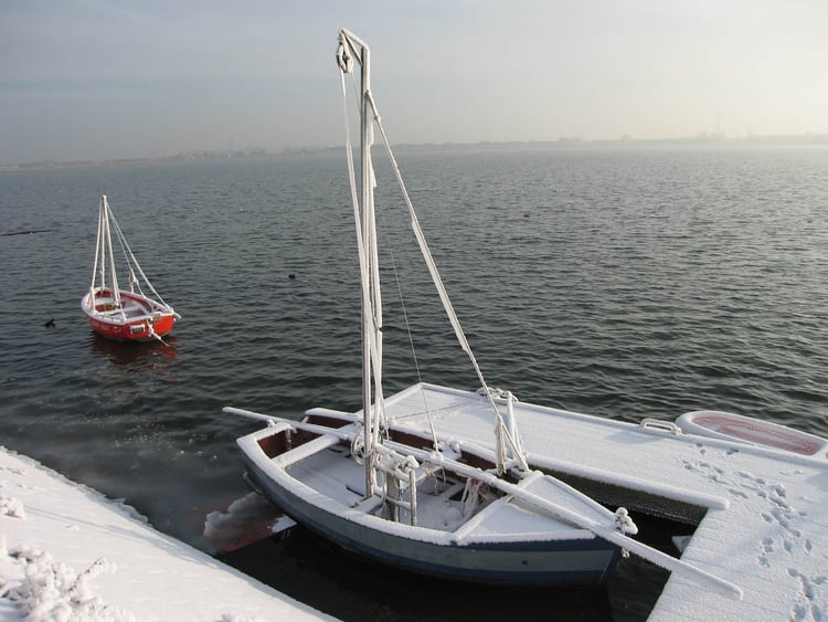 Photo sailboat in winter