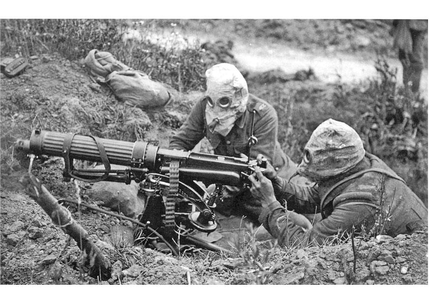 Photo soldier with machine gun and gasmask