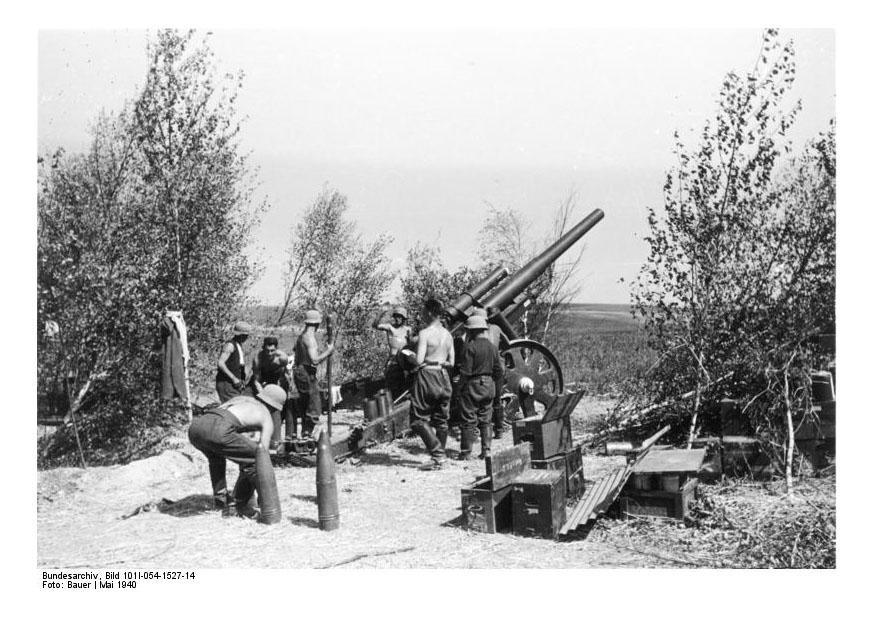Photo Soldiers load cannons - France