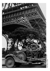 Photo Soldiers under the Eiffel Tower